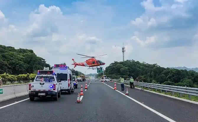 嘉鱼高速公路汽车救援案例