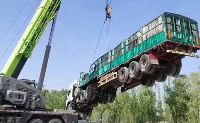 嘉鱼道路脱困救援案例